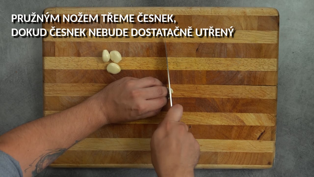 Jak Utrit česnek nozem?