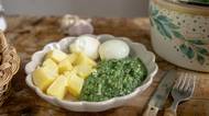 Špenát voní česnekem a servírovaný s vejcem a vařenými bramborami chutná nejlépe